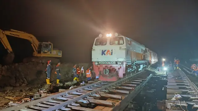 Direktur Pengelolaan Prasarana KAI, Heru Kuswanto membuka jalur rel kereta api di Grobogan yang sebelumnya lumpuh karena banjir