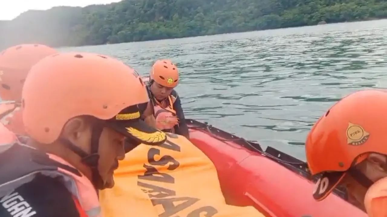 Operasi pencarian terhadap dua pemancing yang terseret ombak di Pantai Cikeueus Loji, Kecamatan Simpenan, Kabupaten Sukabumi.