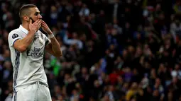 Penyerang Real Madrid, Karim Benzema melakukan selebrasi usai mencetak gol ke gawang Borussia Dortmund pada pertandingan Grup F Liga Champions di Santiago Bernabeu, Madrid, (8/12). Real Madrid bermain imbang 2-2 dengan Dortmund. (REUTERS/Susana Vera)