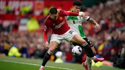 Duel seru antara Manchester United melawan Liverpool berakhir imbang 2-2. (AP Photo/Dave Thompson)