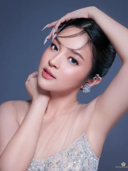 Wajah Eca sendiri dipulas dengan tampilan effortless yang menonjolkan wajah glowing. [@fdphotography90]