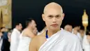 Wanda Hara mencuri perhatian publik setelah membagikan momen sakralnya saat menjalani ibadah umroh di Mekkah.