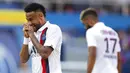 Striker PSG, Neymar, tampak kecewa usai gagal membobol gawang Strasbourg pada laga Liga 1 Prancis di Stadion Parc des Princes, Sabtu (14/9). PSG menang 1-0 atas Strasbourg. (AP/Francois Mori)