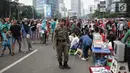 Satpol PP DKI Jakarta menertibkan PKL yang berdagang di kawasan Car Free Day, Bundaran HI, Jakarta, Minggu (20/1). Penertiban dilakukan karena telah membuat ketidaknyamanan bagi para pengunjung CFD yang ingin berolahraga. (Liputan6.com/Faizal Fanani)