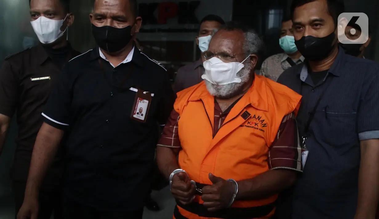 Bupati Mimika Eltinus Omaleng (rompi oranye) digiring petugas usai rilis penahanan di Gedung KPK Jakarta, Kamis (8/9/2022). Eltinus Omaleng merupakan tersangka kasus dugaan korupsi pembangunan Gereja Kingmi Mile 32 di Mimika, Papua. Eltinus sempat tak terima dijerat sebagai tersangka oleh KPK dan mengajukan gugatan praperadilan. (Liputan6.com/Helmi Fithriansyah)