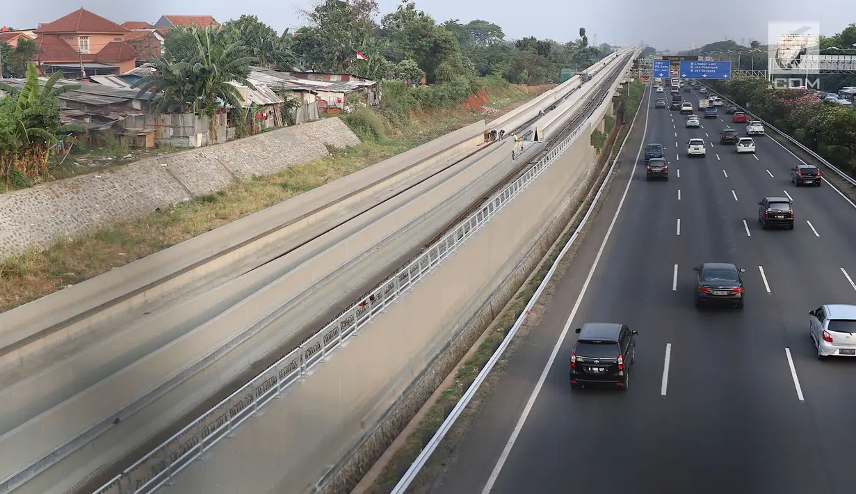Kendaraan melintas di samping proyek proyek Light Rail Transit (LRT) Jabodebek di Jakarta, Minggu (12/8). Progres pembangunan proyek yang dimulai sejak 2015 tersebut sampai saat ini telah mencapai 41 persen. (Liputan6.com/Immanuel Antonius)
