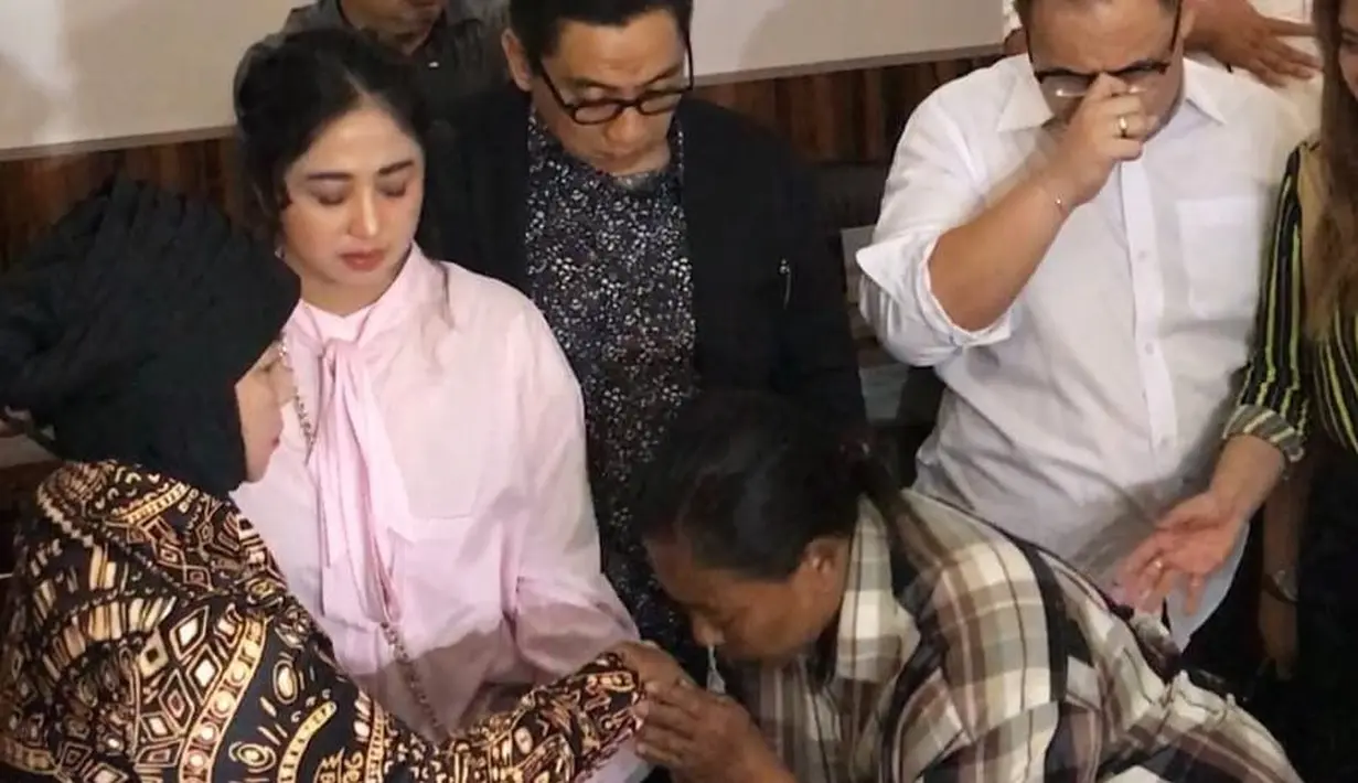 <p>W bersujud di kaki Sri Muna, ibunda Dewi Perssik di Polres Metro Jakarta Selatan, Selasa (29/11/2022), meminta maaf atas perbuatannya dan berjanji tidak akan mengulanginya. (Foto: M. Altaf Jauhar)</p>