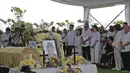 Keluarga besar berdoa saat prosesi pemakaman Chairman dan Founder Grup Ciputra Dr (HC), Almarhum Ir. Ciputra di pemakaman keluarga, Jonggol, Bogor, Kamis (5/12/2019). Ciputra meninggal dunia dalam usia 88 tahun di rumah sakit di Singapura pada 27 November 2019 lalu. (Liputan6.com/Herman Zakharia)