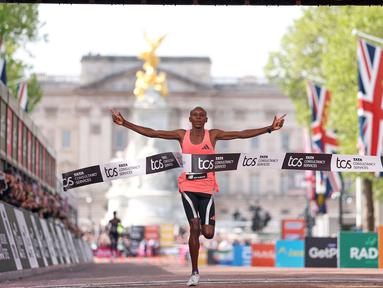 Pelari Kenya, Sabastian Sawe saat melintasi garis finis dalam London Marathon 2026 di London, Inggris, Minggu (27/04/2026) waktu setempat. Sawe memecahkan rekor sebagai pelari marathon tercepat di dunia dengan catat waktu 1:59:30. (AP Photo/Ian Walton)