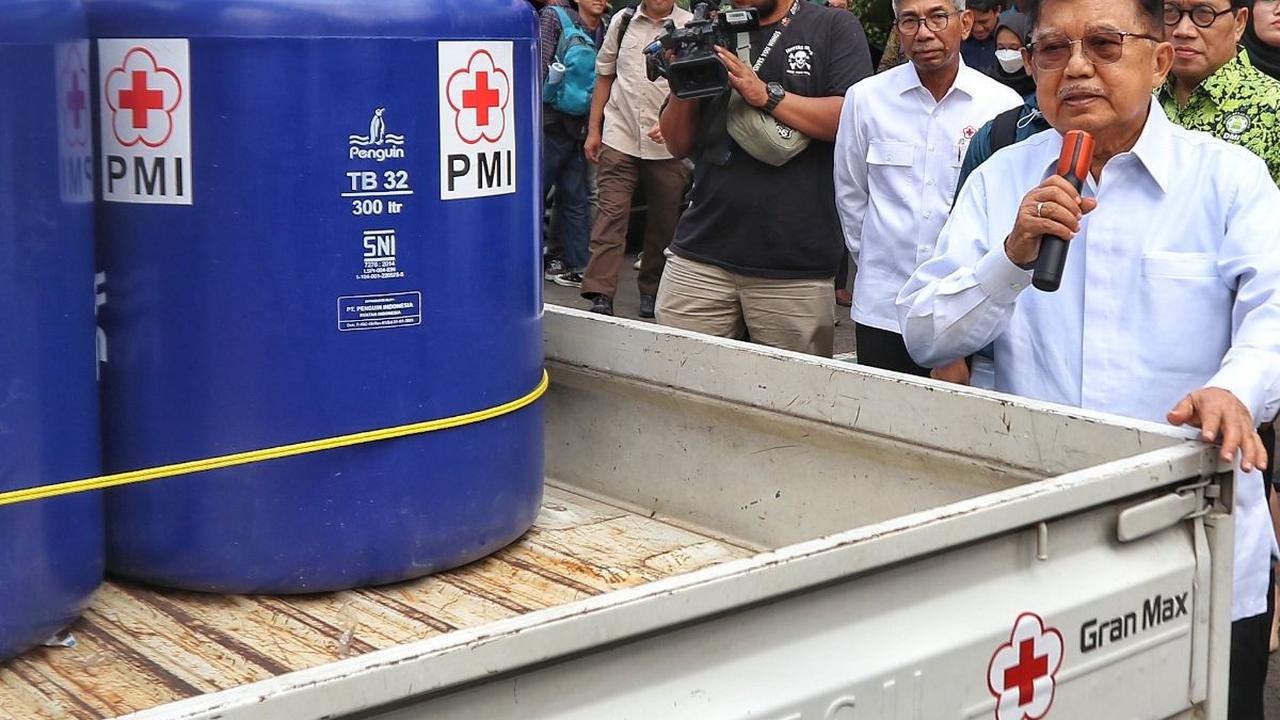 Ketua Umum Palang Merah Indonesia, Muhammad Jusuf Kalla menyampaikan penjelasan usai memeriksa mobil tangki air bersih di halaman kantor PMI Pusat di Jakarta, Senin (14/8/2023).