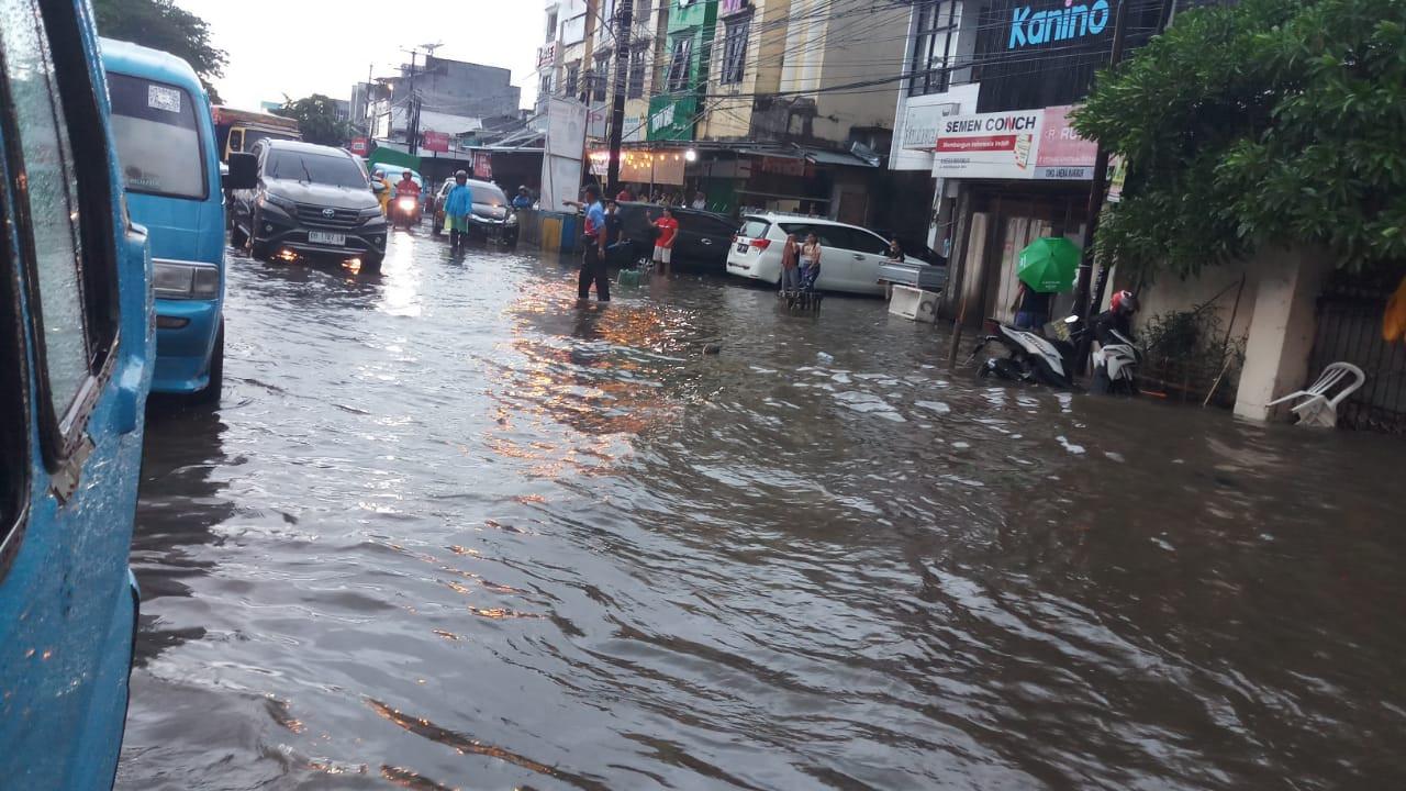 Banjir menggenangi ruas jalan di Kelurahan Bahu, Kecamatan Malalayang, Kota Manado, Selasa (1/9/2024).