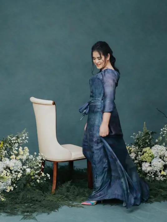 Jauh dari kesan glamor, Kahiyang justru tampil simpel dalam balutan dress panjang warna biru. (Instagram/doleytobing).