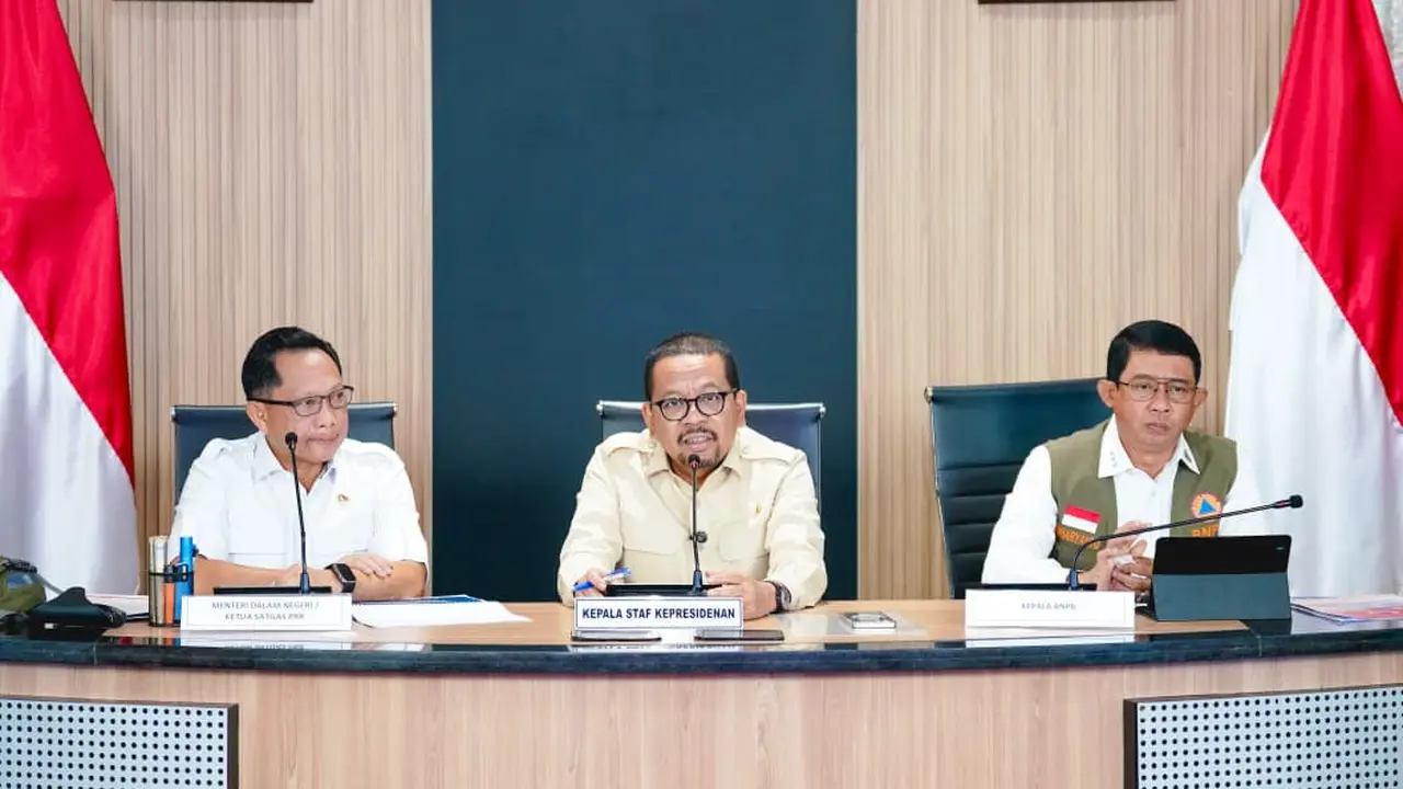 Konferensi pers Rabu (25/3): M. Qodari (Kepala Kantor Staf Kepresidenan), Tito Karnavian (Menteri Dalam Negeri sekaligus Ketua Satgas Percepatan Rehabilitasi dan Rekonstruksi Pascabencana), dan Suharyanto (Kepala Badan Nasional Penanggulangan Bencana).