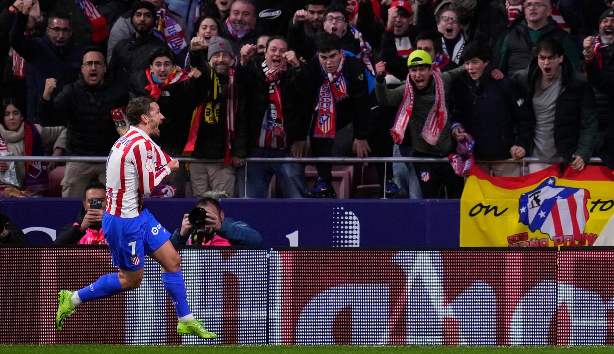 Empat gol kemenangan Atletico seluruhnya tercipta di babak pertama, masing-masing lewat bunuh diri Eric Garcia, aksi Antoine Griezmann, Ademola Lookman, dan Julian Alvarez. (AP Photo/Manu Fernandez)