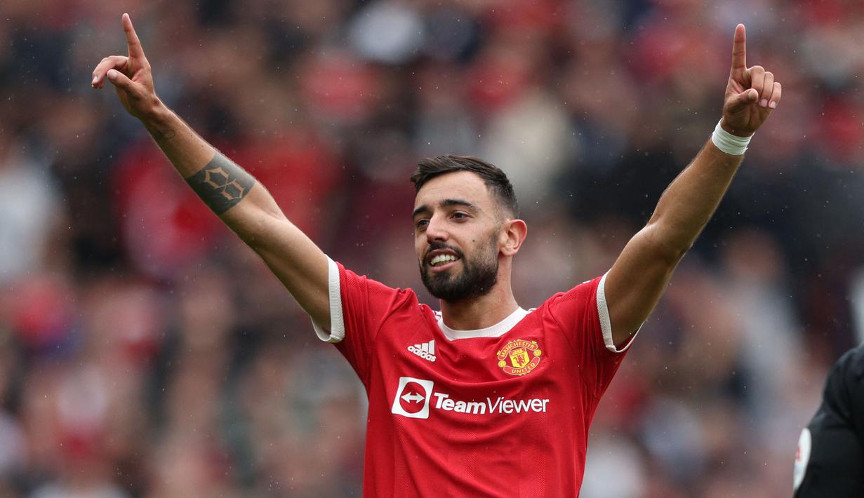 Bruno Fernandes mencetak hattrick kala Manchester United membantai Leeds United 5-1 di pekan pertama Liga Inggris musim ini. Hal tersebut membuat Bruno menjadi pemain kedua yang mampu mencetak trigol pada laga pembuka Liga Inggris, setelah Lou Maccari pada 1977 silam. (AFP/Adrian Dennis)