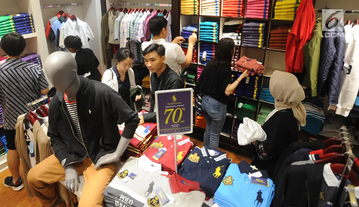 Suasana saat pengunjung memilih pakaian yang didiskon di Polo Ralph Lauren Indonesia di Gandaria City Mall, Jakarta (3/6). Dua pekan jelang Idul Fitri, sejumlah toko pakaian memberi diskon besar-besaran kepada pembeli. (Merdeka.com/Arie Basuki)
