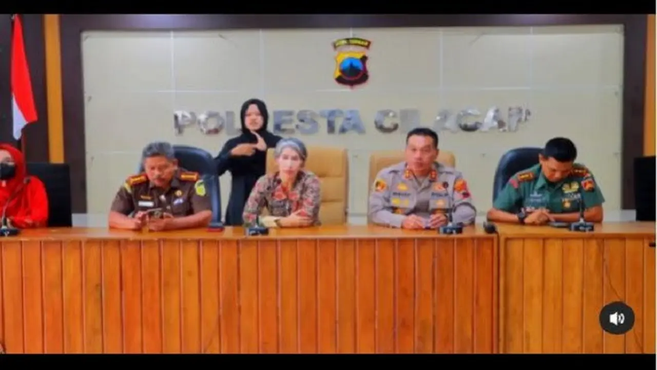 Pj Bupati Cilacap, Yunita Dyah Suminar bersama jajaran Polresta Cilacap menggelar konferensi pers kasus perundungan siswa SMP di Cimanggu. (Instagram @humaspolrestacilacap).