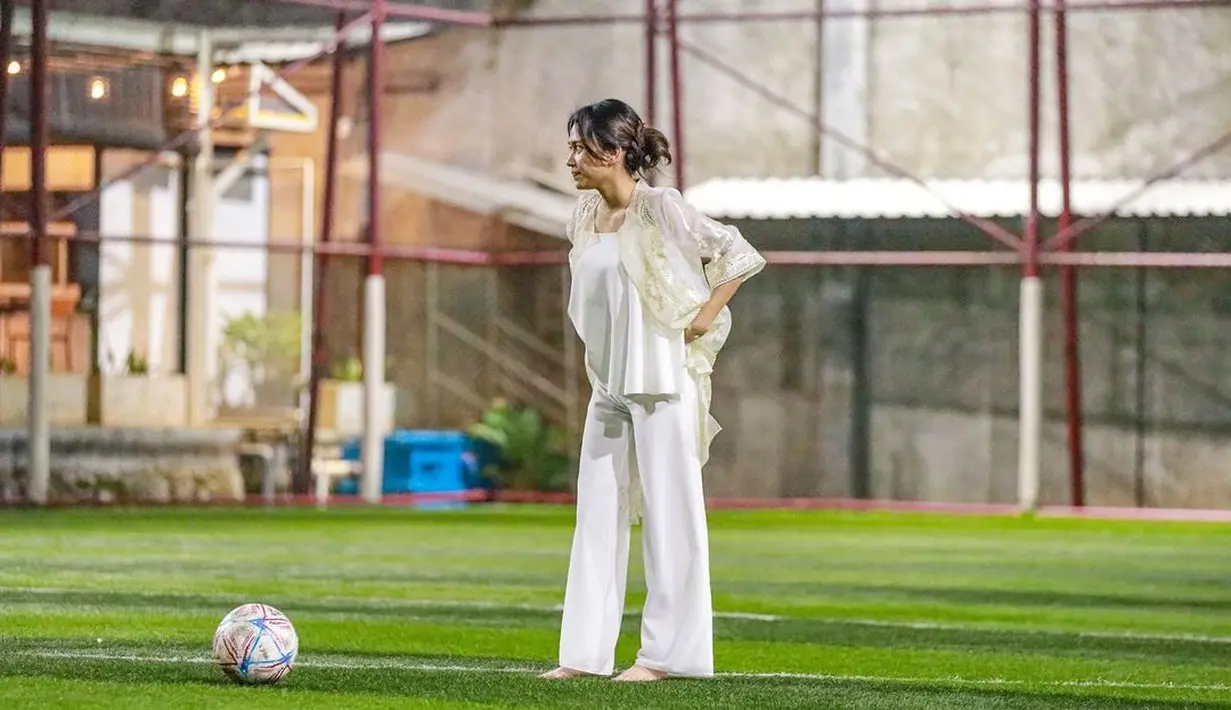 Alih-alih pakai baju olahraga, Azizah justru tampil rapi dengan outfit kondangan. [@acadumpie/@arhanzize__]