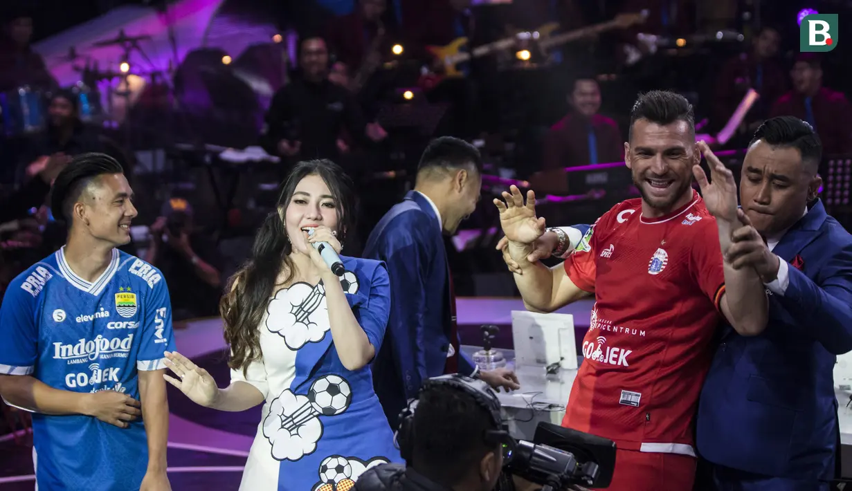 Penyanyi, Via Vallen mengajak pemain Persija Jakarta, Marko Simic dan pemain Persib Bandung, Kim Kurniawan berjoget saat peluncuran Liga 1 2018 di Studio 5 Indosiar, Jakarta, Senin (19/3/2018). (Bola.com/Vitalis Yogi Trisna)