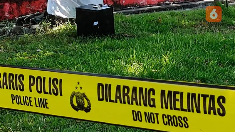 Pria misterius buang kotak hitam di Kantor Bupati Pinrang (Liputan6.com/Fauzan)