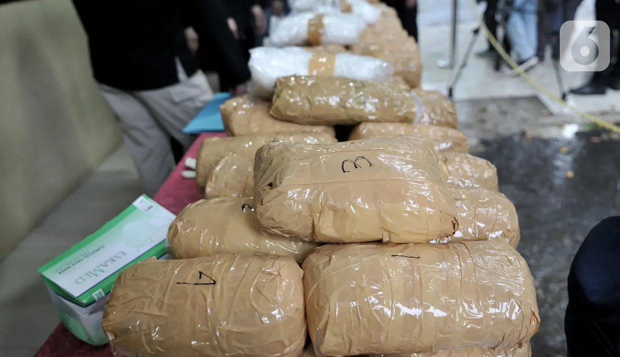 Petugas memperlihatkan barang bukti saat rilis pengungkapan sindikat narkoba jaringan internasional di Rumah Sakit Polri, Jakarta, Senin (2/12/2019). Dalam kasus ini polisi menangkap AC, narapidana Lapas Tangerang, dan EF (meninggal dunia) akibat berusaha melarikan diri. (merdeka.com/Iqbal  Nugroho)