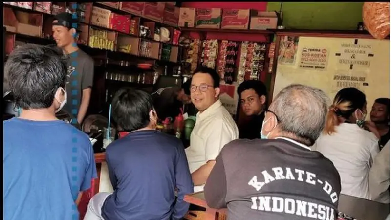 Gubernur DKI Jakarta Anies Baswedan mengunjungi warung kopi atau warkop di Jalan Cipete Raya, Cilandak, Jakarta Selatan.