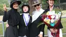Ketiganya tampil percaya diri dalam kompetisi berkuda. Menampilkan kemampuan atletis mereka sambil tetap mempertahankan kesan anggun sebagai wanita berhijab. [Dok/Kapanlagi/Budy Santoso].