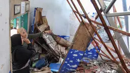 Warga melihat ruangan kelas yang roboh  di SDN Kebayoran Lama Selatan 09 Pagi, Kebayoran Lama, Jakarta Selatan, Selasa (21/07/2026). (KLY/ Arie Basuki)