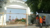 Penampakan Alun-alun Kejaksan Kota Cirebon dalam proses revitalisasi. Foto (Liputan6.com / Panji Prayitno)