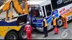 Sebuah bus menabrak pagar pembatas tol TB Simatupang, Jakarta, Minggu (27/7/2014) (Liputan6.com/Faizal Fanani)