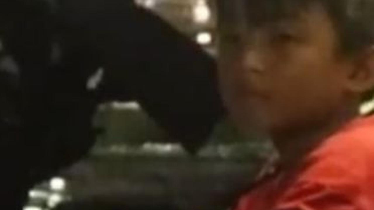 Saat didatangi, ternyata anak ini menjual gorengan. Sementara sang ibu sedang menderita penyakit langka dan dirawat di rumah sakit.