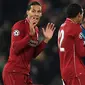 Wasit Damir Skomina saat memberi kartu kuning pada bek Liverpool, Virgil van Dijk, pada laga Liga Champions melawan Napoli (11/12/2018). (AFP/Paul Ellis)