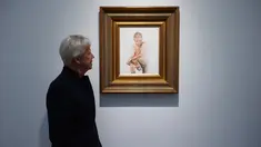 Seorang kurator galeri melihat sebuah lukisan kandidat Presiden AS dari Partai Republik, Donald Trump dalam keadaan telanjang, di Galeri Maddox, London, Sabtu (9/4). Lukisan karya Illma Gore itu diberi judul “Make America Great Again” (Niklas HALLE'N/AFP)