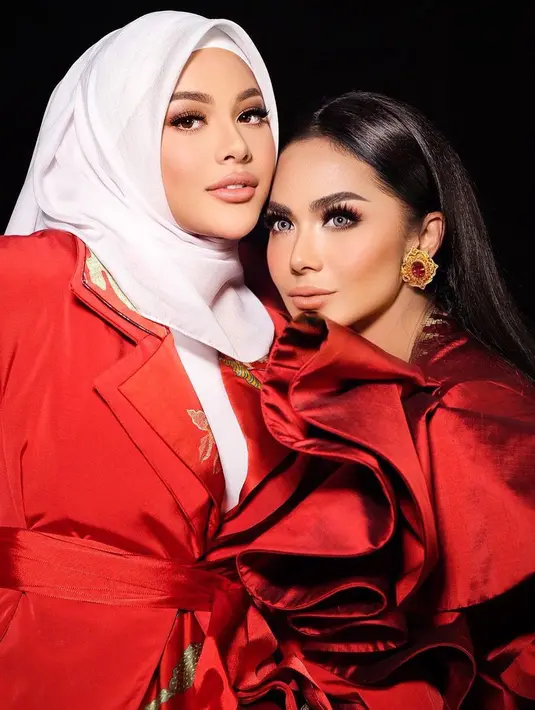 Selain sama-sama bergaun merah,  Aurel Hermansyah dan Krisdayanti tampil dengan makeup senada, natural namun tetap terlihat glam lewat riasan mata yang intens. (Instagram @dhirmanputra)