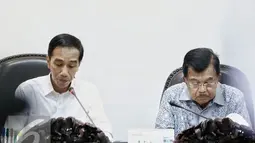 Presiden Joko Widodo (kiri), bersama Wakil Presiden Jusuf Kalla memimpin rapat terbatas di Kantor Presiden, Jakarta, Selasa (23/2). Dalam ratas tersebut membahas Pembangunan Kekuatan Tentara Nasional Indonesia (TNI). (Liputan6.com/Faizal Fanani)