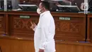 Terdakwa kasus pembunuhan Brigadir Yosua, Kuat Ma'ruf seusai menjalani sidang dengan agenda pembacaan vonis dari majelis hakim di PN Jakarta Selatan, Selasa (14/2/2023). Kuat mengangkat jari membentuk tanda metal usai divonis Majelis Hakim 15 tahun penjara. (Liputan6.com/Herman Zakharia)