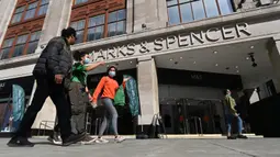 Pejalan kaki berjalan melewati cabang toko Marks and Spencer di pusat kota London, Selasa (18/8/2020). Peretail Inggris, Marks & Spencer pada Selasa (18/8) mengumumkan rencananya untuk memangkas 7.000 pekerja dalam tiga bulan ke depan di tengah pandemi COVID-19. (Photo by JUSTIN TALLIS / AFP)