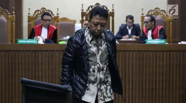 Terdakwa kasus suap jual-beli jabatan di lingkungan Kemenag, M Romahurmuziy saat menjalani sidang lanjutan di Pengadilan Tipikor, Jakarta, Rabu (18/9/2019). Sidang yang seharusnya beragendakan pembacaan eksepsi dibatalkan karena terdakwa mengaku sakit. (Liputan6.com/Helmi Fithriansyah)