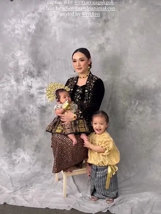 <p>Bersama dua buah hatinya, pedangdut yang akrab disapa Neng Gotik itu tampil kompak mengenakan busana adat. @cantikawannadewi.</p>