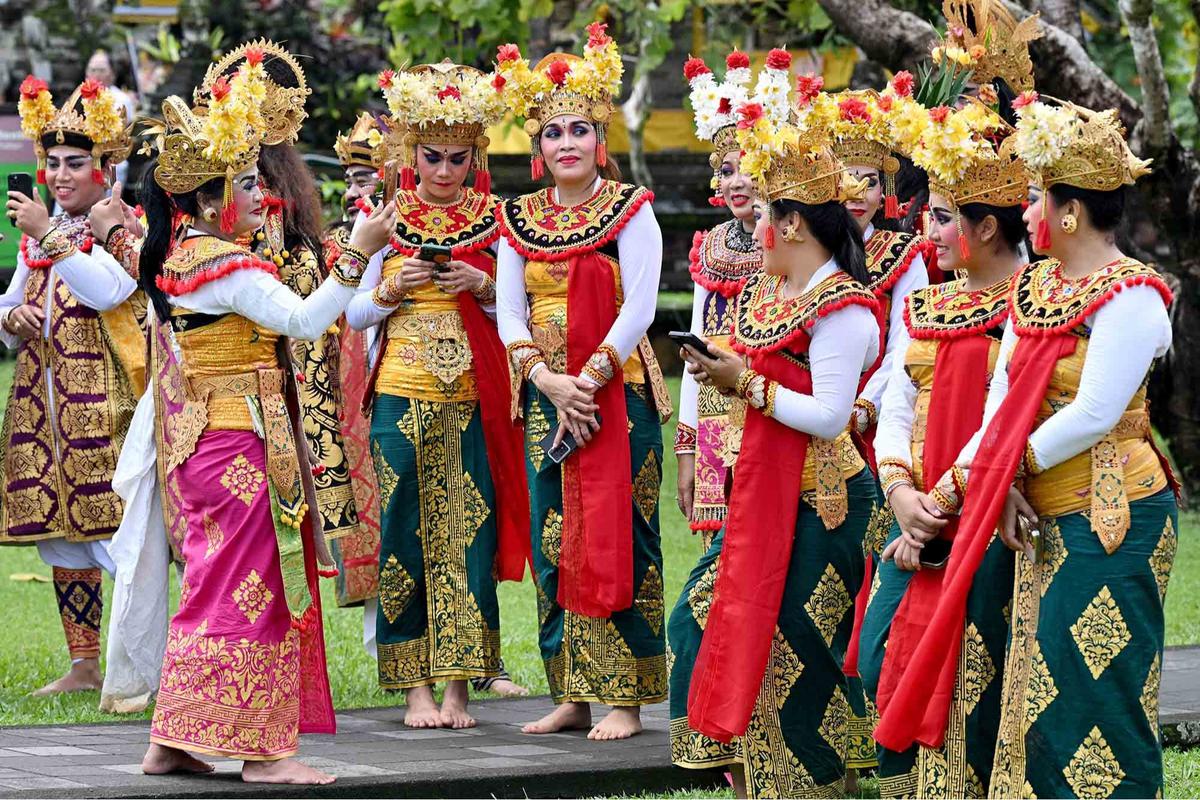 FOTO: Melihat Upacara Langka Penobatan Raja Baru Mengwi di Bali