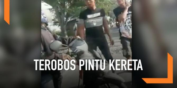 VIDEO: Nekat Terobos Pintu Kereta, Pemotor Malah Apes