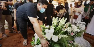 Suasana Pemakaman Ayah Ivan Gunawan (Bambang E Ros/Fimela.com)