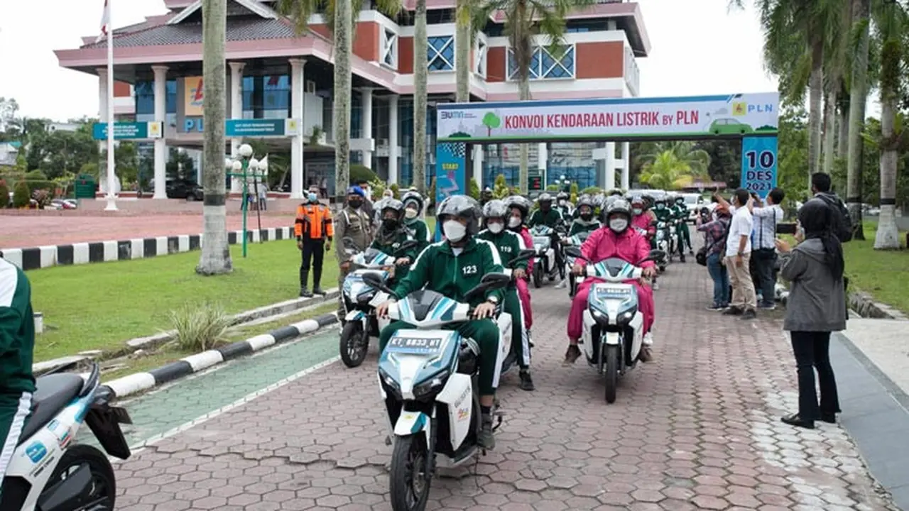 Konvoi kendaraan listrik di Balikpapan, Kalimantan Timur (PLN)