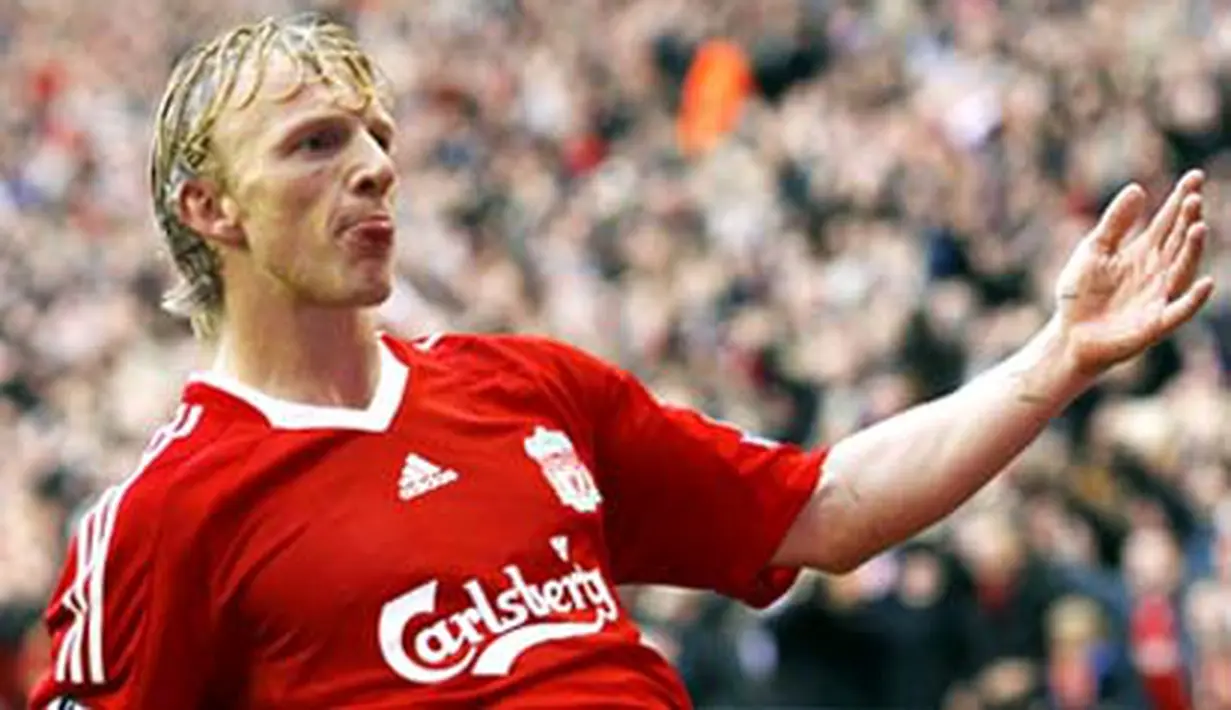 Liverpool&#039;s Dutch forward Dirk Kuyt celebrates after scoring the winning goal against Wigan Athletic during their EPL football match at Anfield in Liverpool on October 18, 2008. Liverpool won the game 3-2. AFP PHOTO/PAUL ELLIS