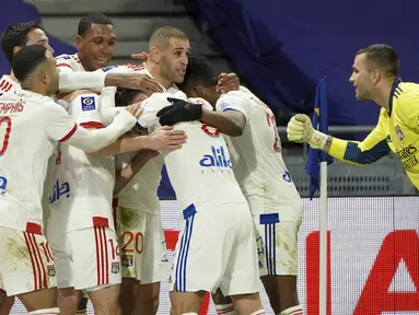 Para pemain Lyon merayakan gol kedua yang dibuat bek Leo Dubois ke gawang Bordeaux di masa injury time dalam laga lanjutan Liga Prancis 2020/21 pekan ke-22 di Groupama Stadium, Jumat (29/1/2021). Lyon menang 2-1 atas Bordeaux. (AP/Laurent Cipriani)