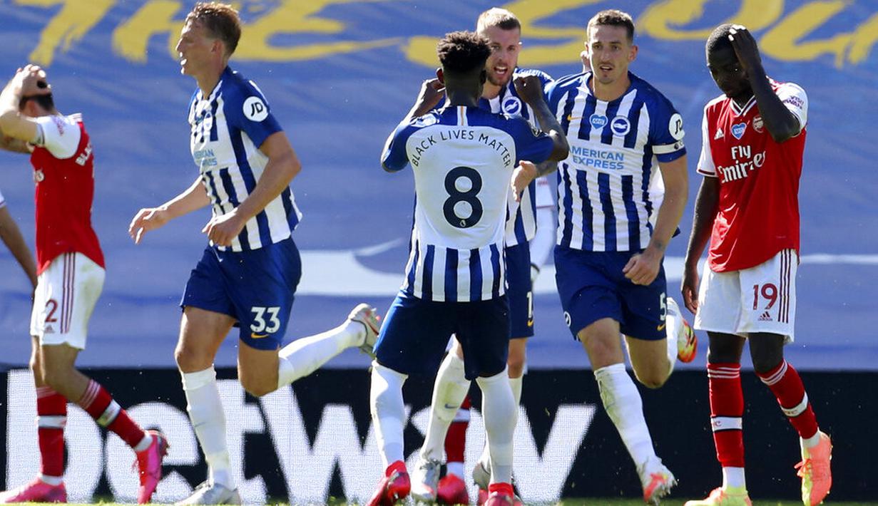 Pemain Brighton & Hove Albion merayakan gol yang dicetak oleh Lewis Dunk ke gawang Arsenal pada laga Premier League di Stadion Falmer, Sabtu (20/6/2020). Arsenal kalah 1-2. (AP/Gareth Fuller)