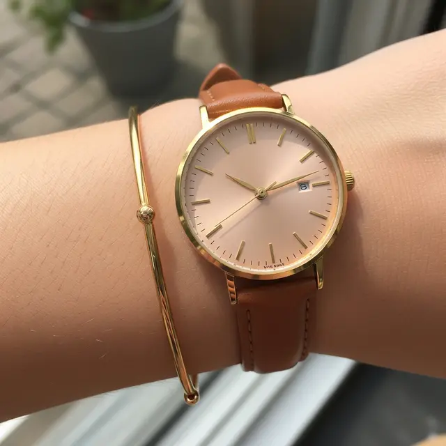 Kombinasi Gelang Emas Tipis dan Jam Tangan Klasik
