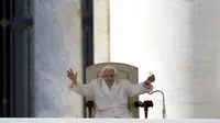 Paus Benediktus XVI melambai selama audiensi umum terakhirnya di Lapangan Santo Petrus di Vatikan pada 27 Februari 2013. Mantan Paus Benediktus XVI telah meninggal dunia pada Sabtu (31/12/2022) di kediamannya di Vatikan, dalam usia 95 tahun, hampir satu dekade setelah ia mengundurkan diri karena sakit. (AP Photo/Gregorio Borgia, File)