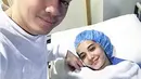 Artis yang kini lebih fokus ke dunia bisnis, Zaskia Sungkar terlihat sedang menjalani perawatan di sebuah rumah sakit. Sang suami, Irwansyah mengunggah foto bersama istrinya saat sedang terbaring di tempat tidur. (Instagram/irwansyah_15)