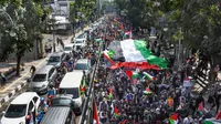 Demonstran berbaris untuk mendukung warga Palestina selama unjuk rasa di Bandung, Jawa Barat pada Sabtu (22/5/2021), di tengah konflik yang sedang berlangsung antara Israel dan Palestina. (TIMUR MATAHARI / AFP)